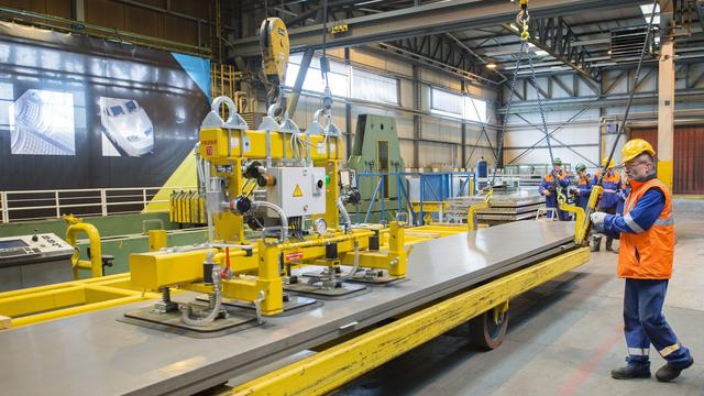 Des ouvriers travaillent dans l'usine d'aluminium Constellium à Sierre (VS), en février 2013. [Keystone - Jean-Christophe Bott]