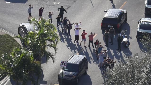 Une image aérienne des élèves du lycée Marjory Stoneman Douglas sortant de l'enceinte de l'établissement. [Joe Raedle]