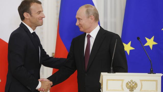 Les présidents français Emmanuel Macron et russe Vladimir Poutine, lors d'une conférence de presse après leur rencontre près de St-Pétersbourg, le 24 mai 2018. [EPA/Keystone - Yuri Kochetkov]
