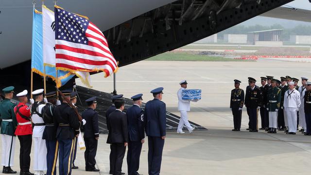 Les dépouilles de quelques 50 soldats américains tués pendant la guerre de Corée, entre 1950 et 1953, ont été ramenés de Corée du Nord ce vendredi à bord d'un avion cargo militaire américain jusqu'à la base sud-coréenne d'Osan. [Keystone - EPA/YONHAP / POOL SOUTH KOREA OUT]