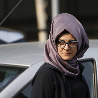 Hatice Cengiz, fiancée du journaliste Jamal Khashoggi, photographiée devant le consulat saoudien à Istanbul, en Turquie. [Keytone - Lefteris Pitarakis]