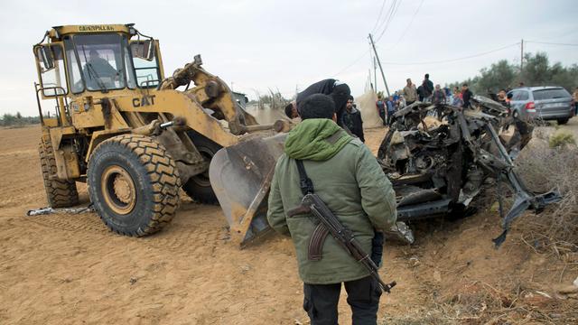 Voiture détruite par un raid israélien contre des militants du Hamas à Khan Yunis, 12.11.2018. [AFP - Said Khatib]