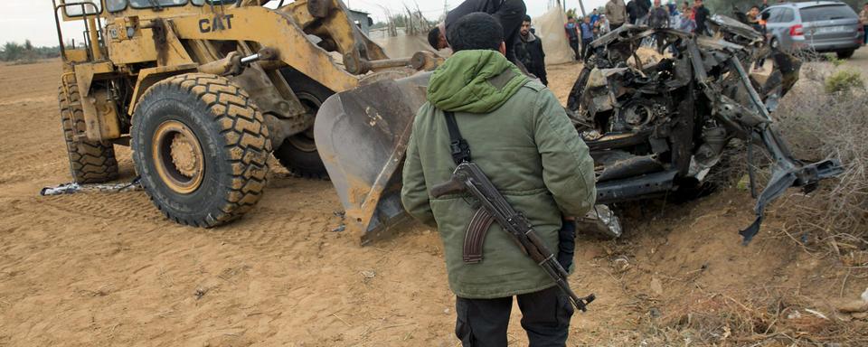 Voiture détruite par un raid israélien contre des militants du Hamas à Khan Yunis, 12.11.2018. [AFP - Said Khatib]