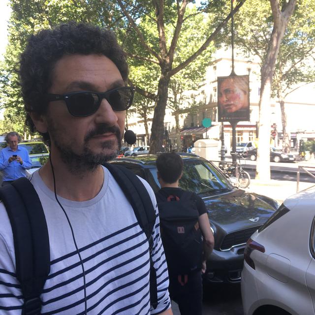 David Foenkinos sur le boulevard Saint-Germain à Paris. [RTS - Karien Vasarino]