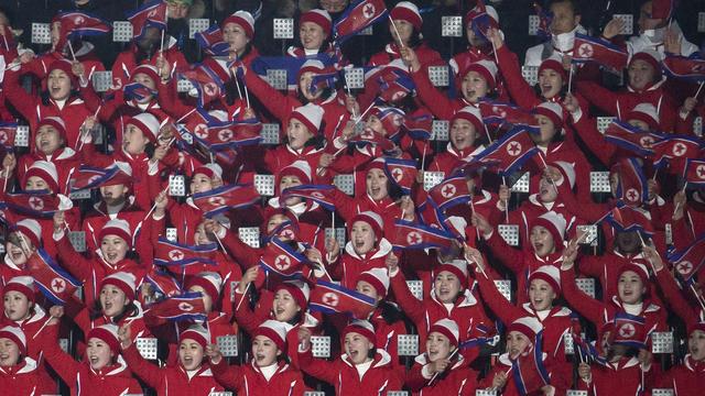 Un groupe de supporters nord-coréens dans les gradins de la cérémonie d'ouverture des JO de Pyeongchang. [Keystone - Alexandra Wey]