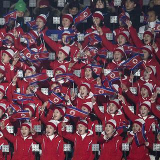 Un groupe de supporters nord-coréens dans les gradins de la cérémonie d'ouverture des JO de Pyeongchang. [Keystone - Alexandra Wey]