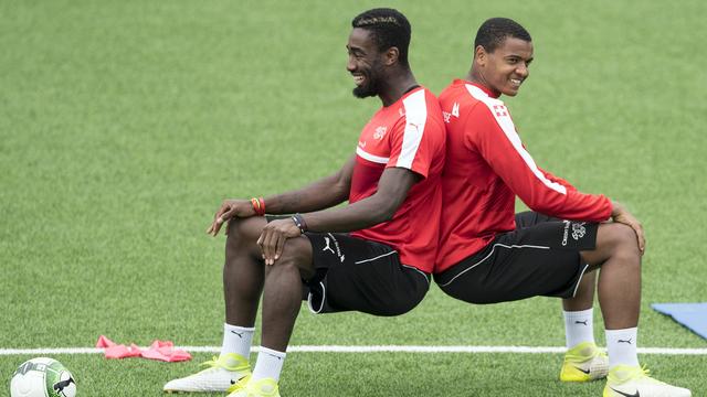 Petkovic a tranché pour le match contre l'Espagne. Akanji à la place de Djourou (à droite). [Peter Schneider]