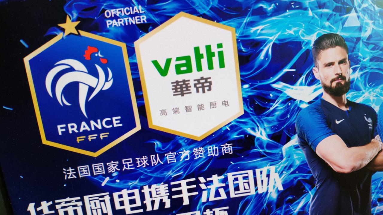 L'une des publicités du sponsor chinois de l'équipe de France de football. [Imaginechina/AFP - Da qing]