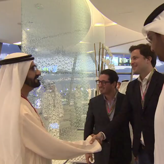 Guillaume Barazzone, serrant la main au vice-président des Emirats Arabes Unis. L'élu genevois est ici accompagné de Diego Aponte, patron de MSC.