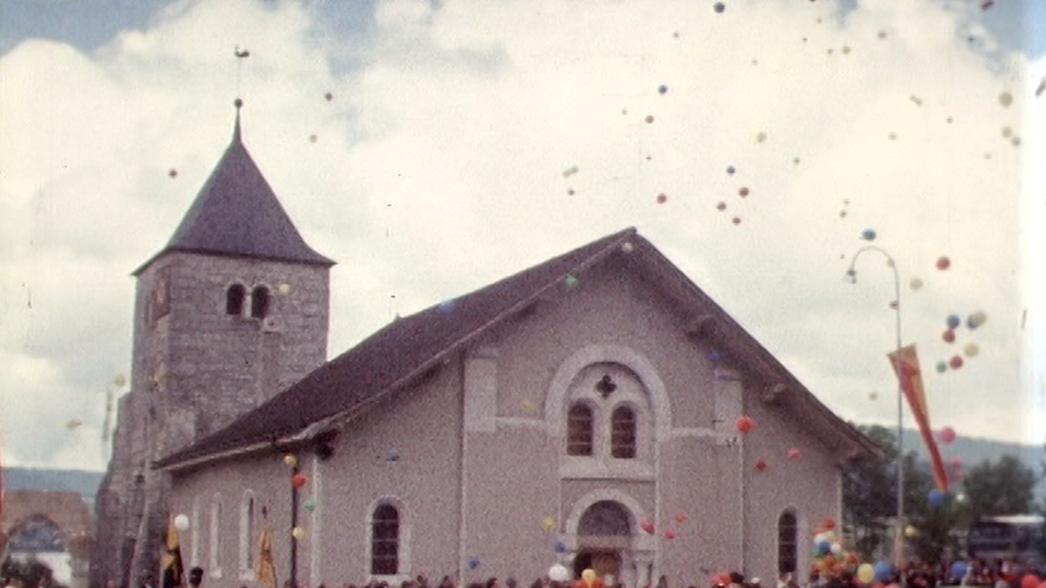 L'église de l'Abbaye, son clocher et son coq, en tout petit... [RTS]