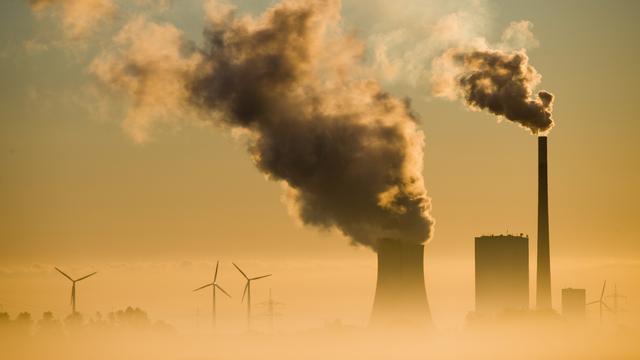 Une centrale à charbon cotoie des éoliennes à Niedersachsen, en Allemagne. [keystone - Julian Stratenschulte]