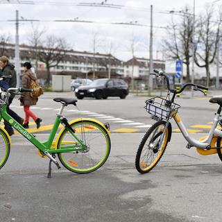 A Zurich, deux sociétés se font concurrence pour les vélos partagés. [Reuters - Walter Bieri)]