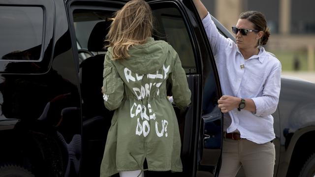 Melania Trump arbore "la" veste  sur laquelle est écrit "Je n'en ai vraiment rien à faire, et vous ?", ce 21 juin 2018.