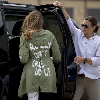 Melania Trump arbore "la" veste  sur laquelle est écrit "Je n'en ai vraiment rien à faire, et vous ?", ce 21 juin 2018.