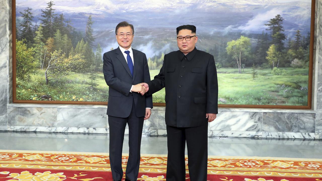 Les dirigeants des deux Corées se sont rencontrés dans la zone démilitarisée. [Keystone - South Korea Presidential Blue House]