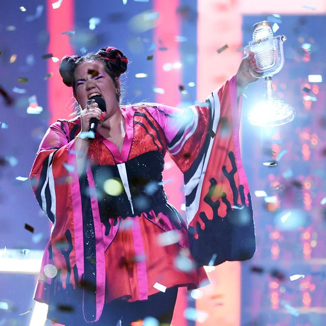 Netta Barzilai aka Netta brandissant le trophée de l'Eurosong 2018. [AFP - Francisco Leong]