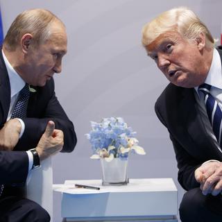 Vladimir Poutine et Donald Trump en juillet 2017 à Hambourg. [AP/Keystone - Evan Vucci]