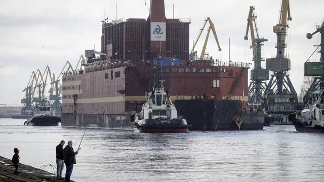 La centrale nucléaire flottante russe Akademik Lomonosov à son départ de Saint-Pétersbourg le 28 avril 2018. [Keystone - AP Photo/Dmitri Lovetsky]