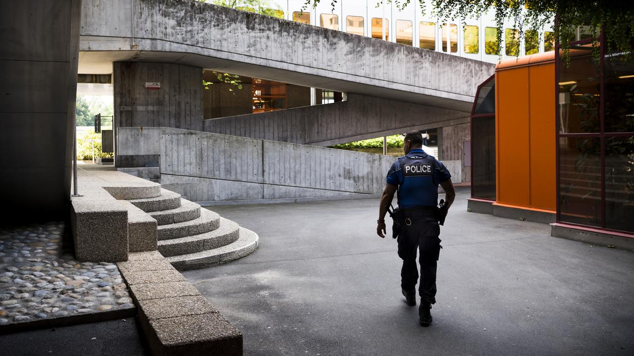 Un agent de la Police municipale de Lausanne patrouille sur l'esplanade de Chauderon. [KEYSTONE - JEAN-CHRISTOPHE BOTT]