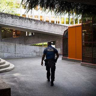 Un agent de la Police municipale de Lausanne patrouille sur l'esplanade de Chauderon. [KEYSTONE - JEAN-CHRISTOPHE BOTT]