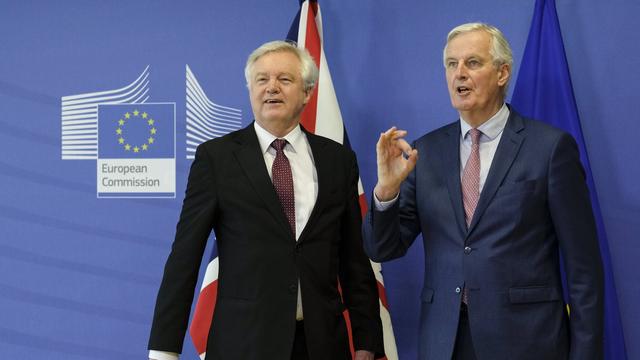 Le Secrétaire d'Etat britannique au Brexit David Davis et le négociateur en chef de l'UE pour le Brexit, Michel Barnier. [Keystone - Olivier Hoslet]