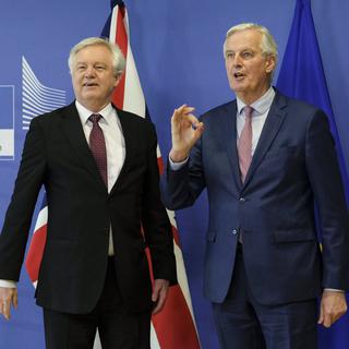 Le Secrétaire d'Etat britannique au Brexit David Davis et le négociateur en chef de l'UE pour le Brexit, Michel Barnier. [Keystone - Olivier Hoslet]