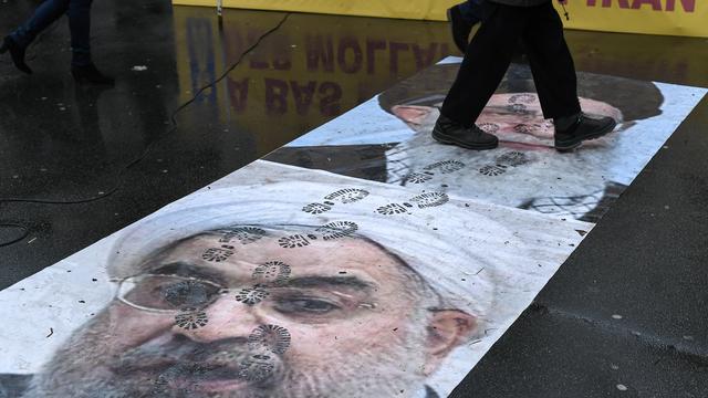 Des affiches de l'ayatollah Khamenei et du président iranien Hassan Rohani piétinées devant l'ambassade d'Iran à Paris. [NurPhoto/Keyston - Julien Mattia]