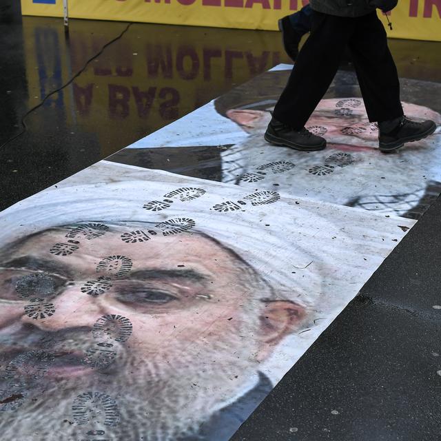 Des affiches de l'ayatollah Khamenei et du président iranien Hassan Rohani piétinées devant l'ambassade d'Iran à Paris. [NurPhoto/Keyston - Julien Mattia]