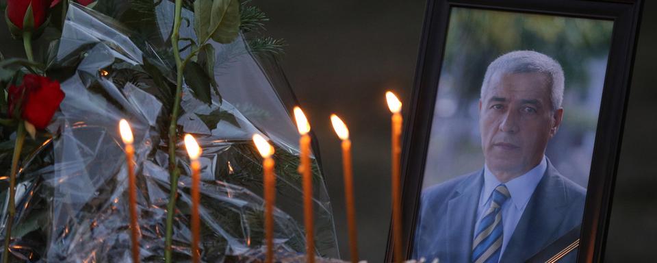 Des fleurs et des bougies en hommage à Oliver Ivanovic, leader serbe assassiné. [keystone - AP Photo/Bojan Slavkovic]