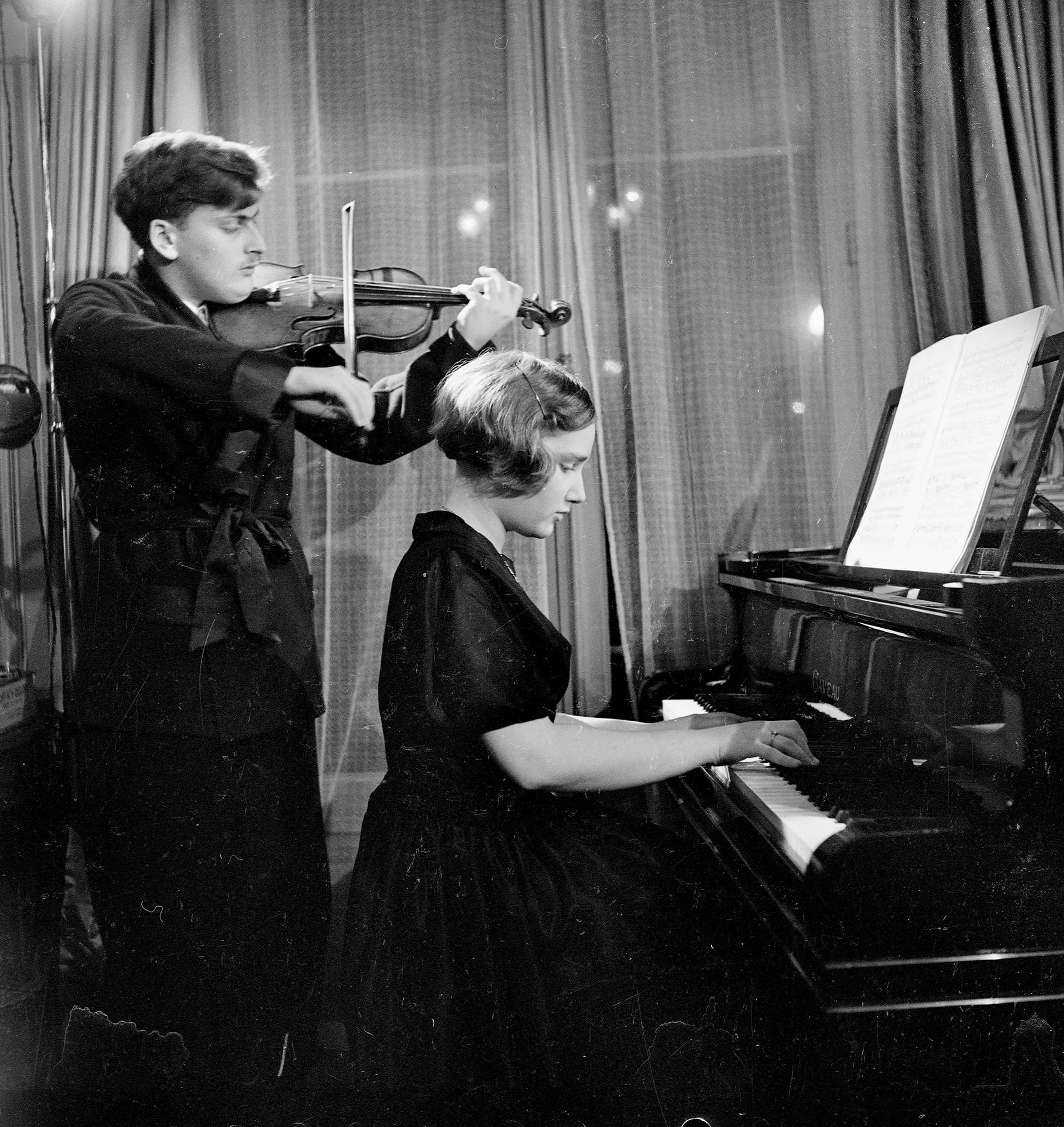 Le violoniste Yehudi Menuhin et sa soeur Hephzibah au piano. Février 1936. [Roger-Viollet/AFP]