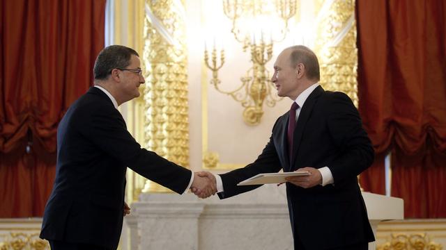 L'ambassadeur de Suisse en Russie Yves Rossier avec le président russe Vladimir Poutine en 2017. [EPA - Maxim Shipenkov]