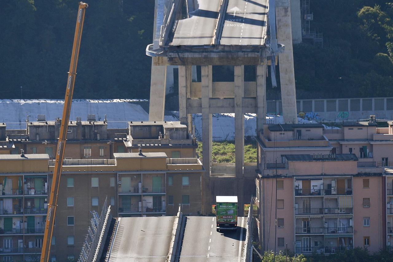 Les habitants des immeubles sous le ponts ont été évacués. [keystone - LUCA ZENNARO]