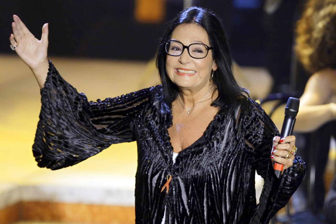 La chanteuse Nana Mouskouri sur scène à Ludwigshafen, en Allemagne, le 22 septembre 2007. [AFP - RONALD WITTEK / DPA]