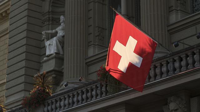 Un drapeau suisse accroché au Palais fédéral. [Keystone - Alessandro della Valle]