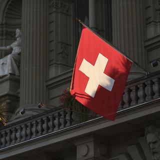 Un drapeau suisse accroché au Palais fédéral. [Keystone - Alessandro della Valle]