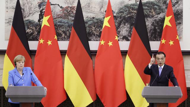 La chancellière allemande Angela Merkel et le  Premier ministre chinois Li Keqiang, devant la presse à Pékin, ce 24 mai 2018. [AP - JASON LEE]