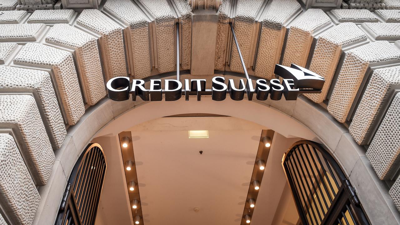 Le logo de Credit Suisse au siège de Zurich. [Keystone - Melanie Duchene]