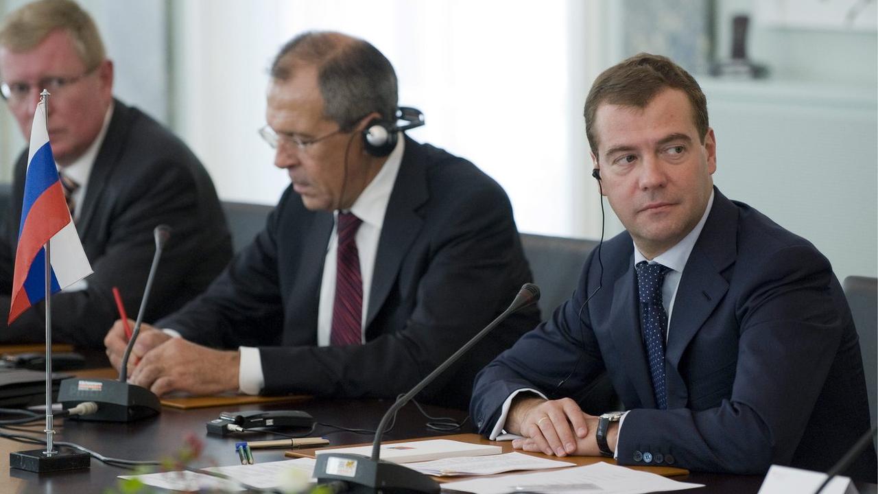 Sergueï Lavrov (centre) et Dmitri Medvedev (droite), lors d'une visite en Suisse en 2009. [Keystone - Peter Schneider]