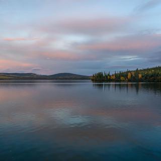 Vue du Watson Lake au lever du soleil, Yukon, Canada. [Fotolia - Martin Capek]