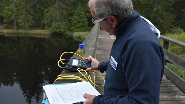 L'office jurassien de l'environnement effectue un prélèvement d'eau. [RTS - Gaël Klein]