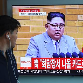 Le président nord-coréen a annoncé qu'il allait suspendre ses essais nucléaires et de missiles balistiques. [AFP - Jung Yeon-je]