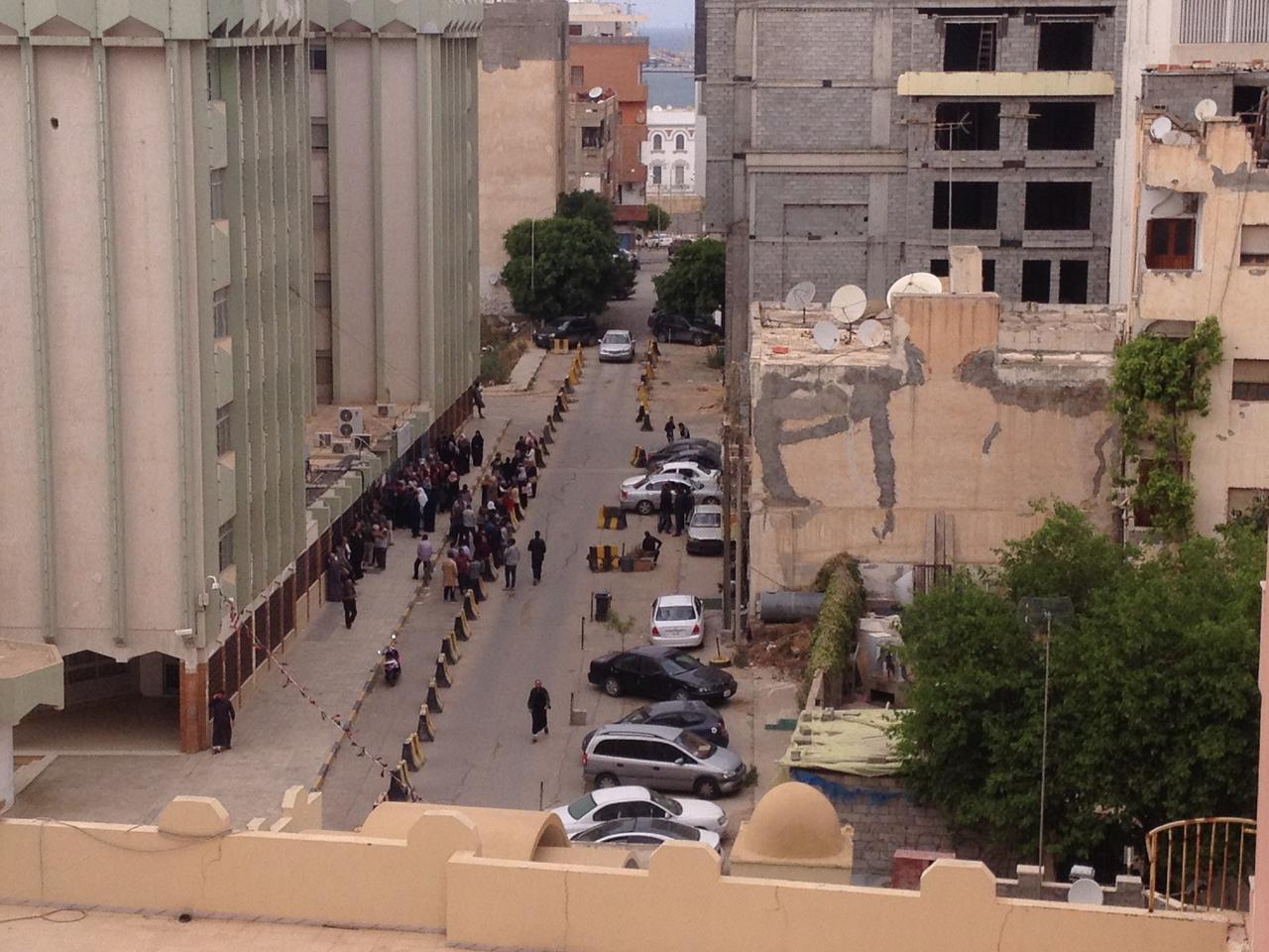 En plein centre de Tripoli, des files d'attente interminables se forment devant les banques lorsqu'il se murmure qu'elles ont enfin un peu de liquidités à disposition. Les gens attendent parfois trois jours pour espérer récupérer une partie de leur salaire. [RTS - Maurine Mercier]