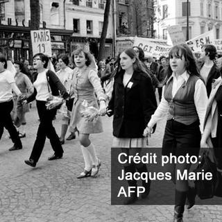 Des jeunes filles défilent pour la fête du Travail, le 1er mai 1968. [AFP - Jacques Marie]