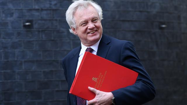 Le ministre britannique chargé du Brexit, David Davis, affirme que Londres va proposer à Bruxelles d'accorder à l'Irlande du Nord un statut particulier afin d'aplanir les divergences qui entravent les négociations sur la sortie du Royaume-Uni de l'Union européenne. [Keystone - Andy Rain]