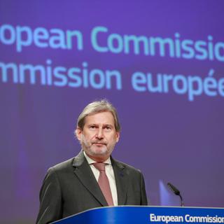 Le commissaire européen Johannes Hahn lors de la conférence de presse du 17 décembre 2018. [Keystone - EPA/STEPHANIE LECOCQ]