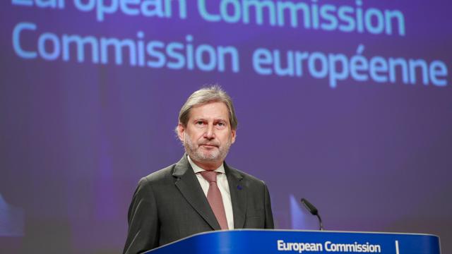 Le commissaire européen Johannes Hahn lors de la conférence de presse du 17 décembre 2018. [Keystone - EPA/STEPHANIE LECOCQ]