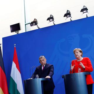 Viktor Oban et Angela Merkel. [Reuters - Axel Schmidt]
