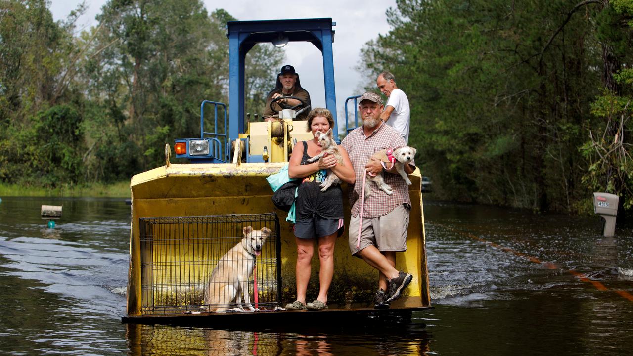 Un habitant transporte sa famille et leurs animaux de compagnie dans la ville de Burgaw, en Caroline du Nord, après le passage de l'ouragan Florence. [Reuters - Jonathan Drake]