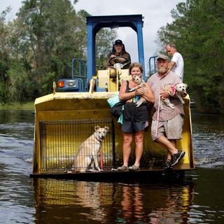 Un habitant transporte sa famille et leurs animaux de compagnie dans la ville de Burgaw, en Caroline du Nord, après le passage de l'ouragan Florence. [Reuters - Jonathan Drake]