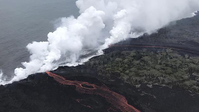 La lave du volcan Kilauea atteint l'océan Pacifique et provoque des fumées acides corrosives. [US Geological Survey via AP]